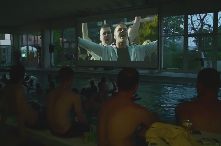 Proiectie inedita la TIFF 2015. Sute de spectatori au vizionat scurtmetraje in costum de baie, intr-o piscina din Cluj