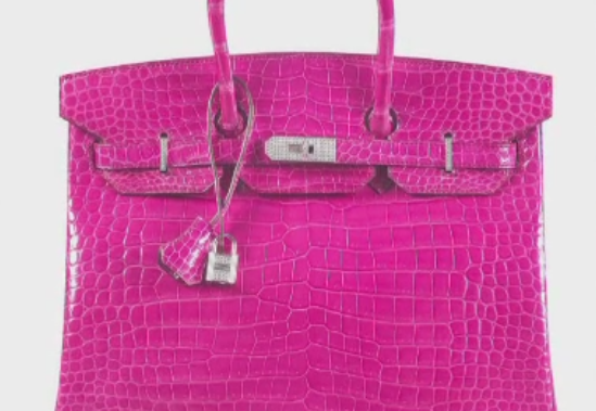 Cea mai scumpa geanta din lume, cumparata la o licitatie din Hong Kong cu 222.000 de dolari. Cat a fost recordul precedent