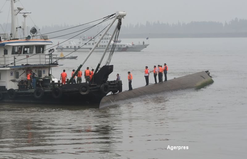 Feribot scufundat in fluviul Yangtze