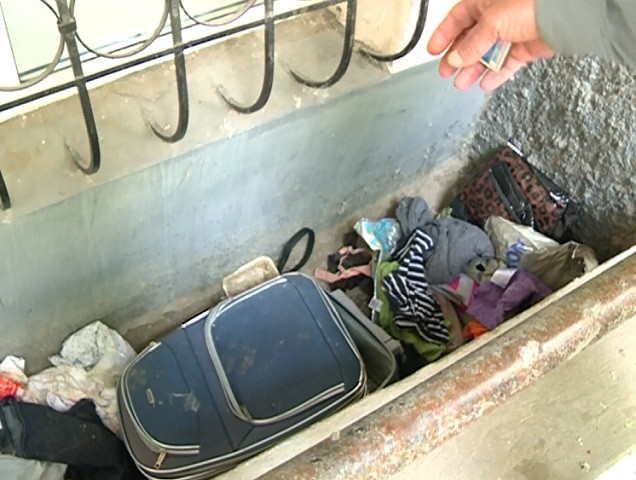 Panica intr-un bloc din Chisinau: "E o valiza suspecta aici! Veniti, va rog". Ce au gasit politistii in geamantan. VIDEO