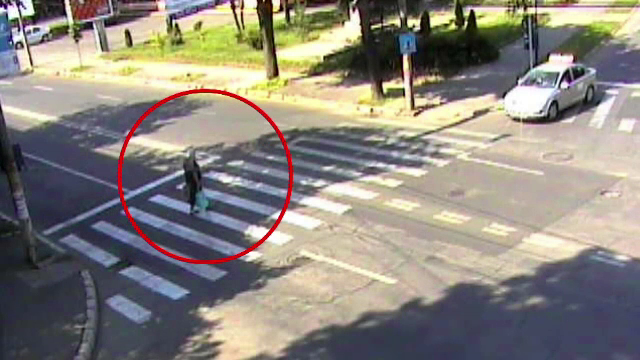 Accident FILMAT. Momentul in care o femeie de 70 de ani este lovita pe "zebra" de o masina de la scoala de soferi