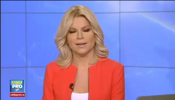 Proiectie inedita la TIFF 2015. Sute de spectatori au vizionat scurtmetraje in costum de baie, intr-o piscina din Cluj