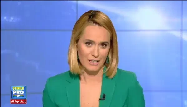 De cati pompieri e nevoie ca sa dai jos o pisica blocata in geam. O situatie de banc, surprinsa pe strazile Capitalei