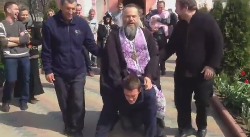Barbat calcat in picioare si incalecat la propriu de un preot, intr-un ritual bizar de exorcizare, in Transnistria. VIDEO