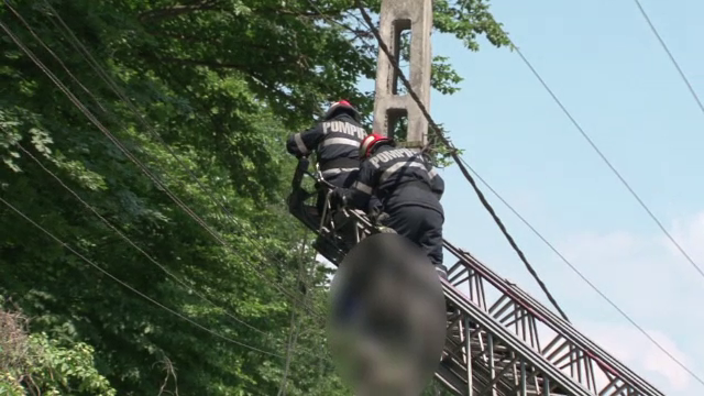 Imprudenta l-a costat viata pe un electrician din Bistrita Nasaud. Cum s-a urcat barbatul pe un stalp de inalta tensiune