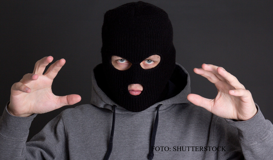 Doi elevi din Serbia si-au atacat profesorul in plina ora, cu masti pe fata. Ce voiau sa ii fure