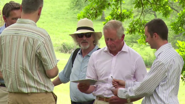 Printul Charles a sarbatorit lansarea propriei sale fundatii in compania satenilor din Viscri. Ce daruri i-au facut vecinii