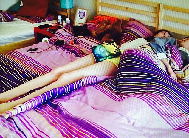 Cum arata fotomodelul cu cele mai lungi picioare din China