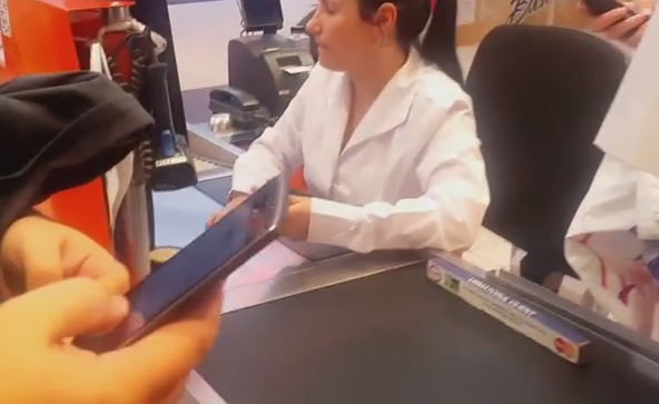 Primul magazin din Romania in care clientii pot plati cu smartphone-ul. Cum functioneaza sistemul