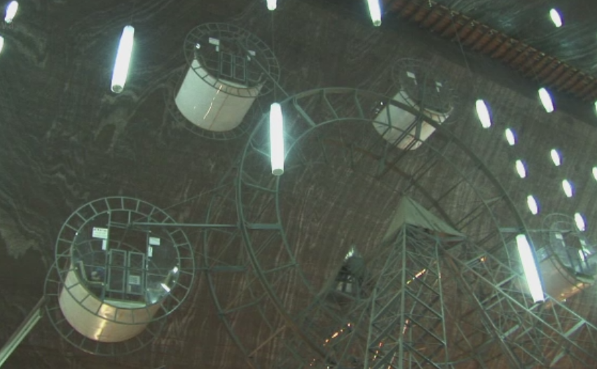 Panica la salina din Turda. Gondola in care se aflau patru turisti s-a inclinat, iar acestia au ramas blocati