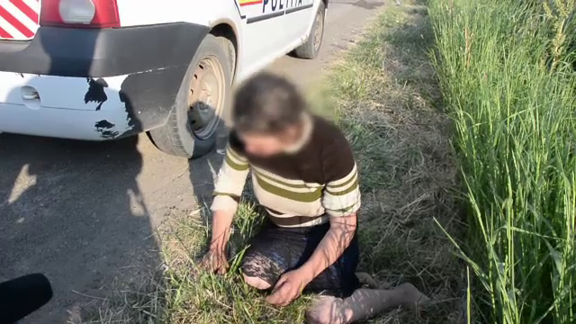 Sase frati din Botosani, in pericol sa arda in casa. Mama copiilor, gasita beata intr-un sant: “Fiecare mai bea un pahar”