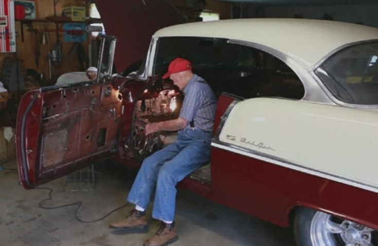 Un batran si-a indeplinit dorinta de o viata la 91 de ani: a trecut cu masina prin usile inchise ale garajului