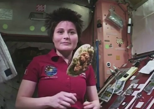 Cum isi pregatesc masa astronautii din spatiu: "Nu avem farfurii". Imagini de la bordul Statiei Spatiale Internationale