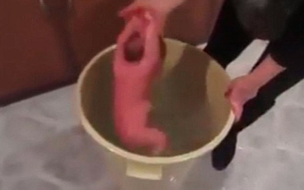 Facebook e acuzata dur dupa ce a refuzat sa stearga un clip socant cu un bebelus maltratat