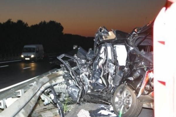 Rugbistul neo-zeelandez Jerry Collins si sotia sa au murit intr-un tragic accident rutier. Masina lor a fost distrusa complet