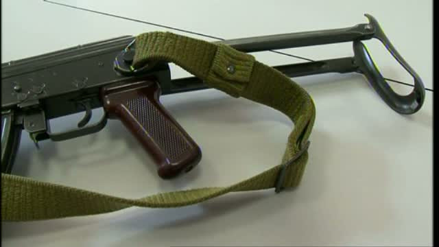 Un fost angajat al serviciilor secrete s-a impuscat in cap cu un Kalashnikov modificat si niciun vecin n-a auzit zgomotul