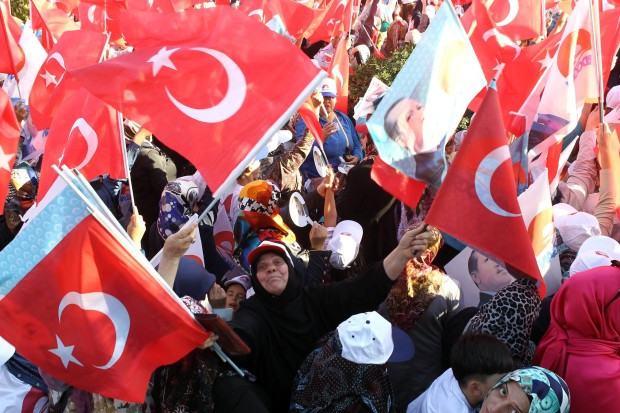 Proteste violente in Turcia. In jur de 50 de persoane au fost ranite in explozii, la mitingul principalului partid kurd