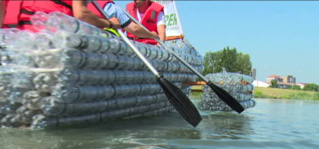 Ambarcatiunea din sticle de plastic goale care navigheaza prin Oradea. Cum va puteti urca la bordul ei