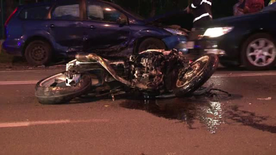 Accident grav de motocicleta la Bistrita, provocat de un tanar fara permis. Ce s-a intamplat cu el dupa ce a lovit o masina