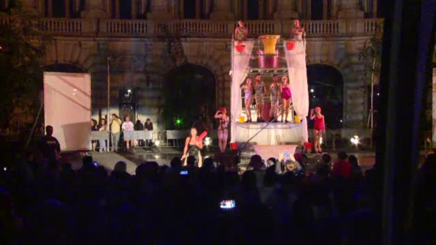 Spectacol inedit in centrul Capitalei. Cum au reactionat oamenii cand au vazut o balerina coborand dintr-un balon