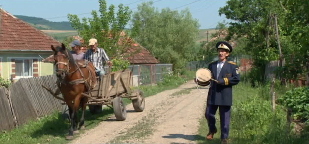 "Dansul e telefonia mobila in tot satul". Primarul unei comune din Maramures comunica cu localnicii printr-o metoda medievala