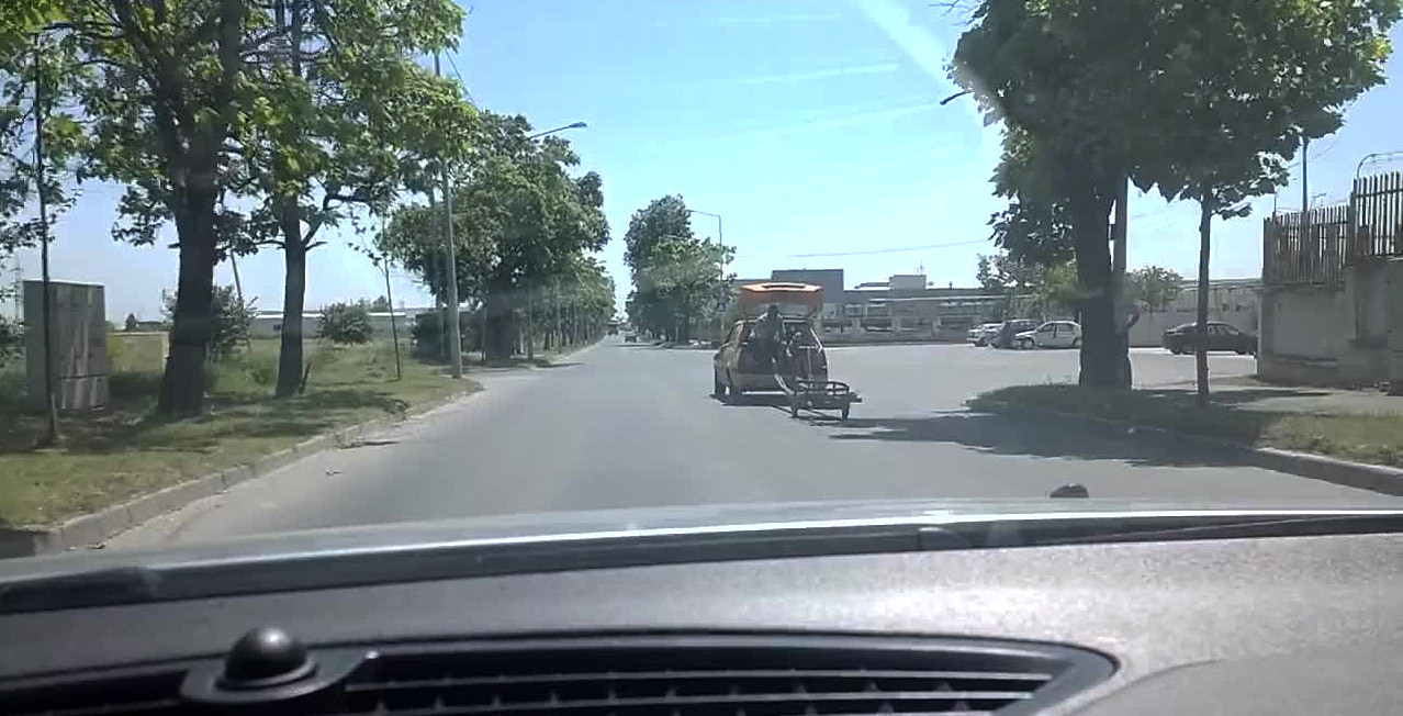 Remorca tinuta cu MANA din masina, pe o sosea din Romania. "Cum sa te depasesc, cand esti asa simpatic?"