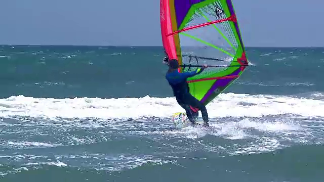 Romanii care se bucura de codul galben de vant de pe litoral. Ce sporturi extreme practica in Marea Neagra