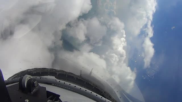 Pilotii de la Aeroclubul Romaniei au "desenat" pe cer cu avioanele. Miting aviatic cu avioane F16, in Buzau