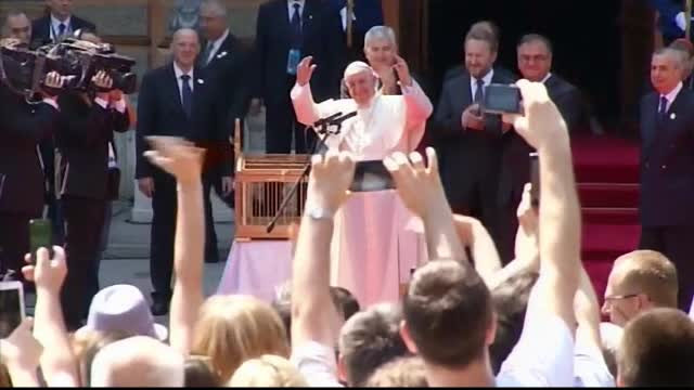 Papa propune data fixa pentru Paste, si pentru catolici, si pentru ortodocsi. "In 60 de ani riscam sa sarbatorim in august"