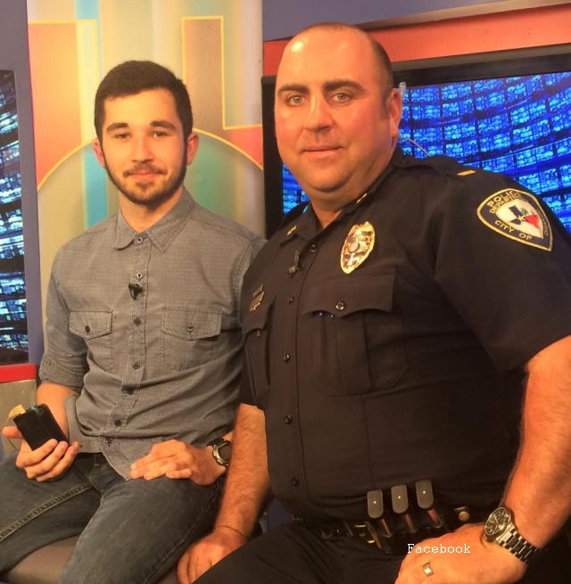 Momentul emotionant trait de un tanar la absolvire. Cine a urcat pe scena sa-l imbratiseze dupa ce parintii lui au fost ucisi