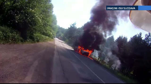 La un pas de dezastru: o masina a luat foc la marginea unei paduri. Interventia pompierilor a fost filmata