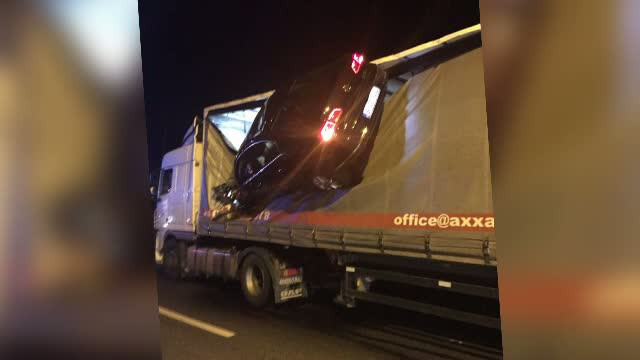 A "zburat" de pe sosea si a aterizat in remorca unui TIR. Accident spectaculos in apropiere de Sibiu