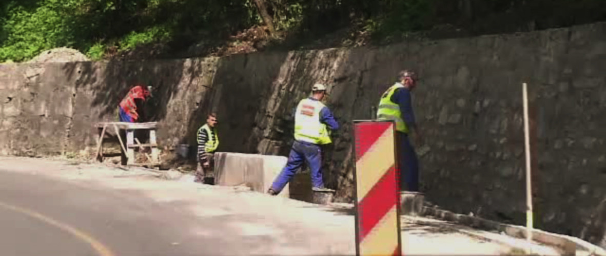Cum se lucreaza pe santierul unei sosele din Romania. "Mobilizare de 120%" cu muncitori care dau frunzele si racaie pamantul