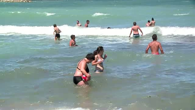 Steagul rosu arborat in statiuni nu i-a tinut pe turisti departe de mare. Care sunt cele mai periculoase zone de pe litoral