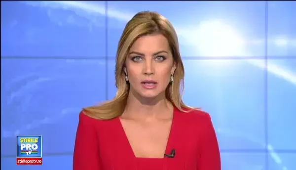 La un pas de dezastru: o masina a luat foc la marginea unei paduri. Interventia pompierilor a fost filmata