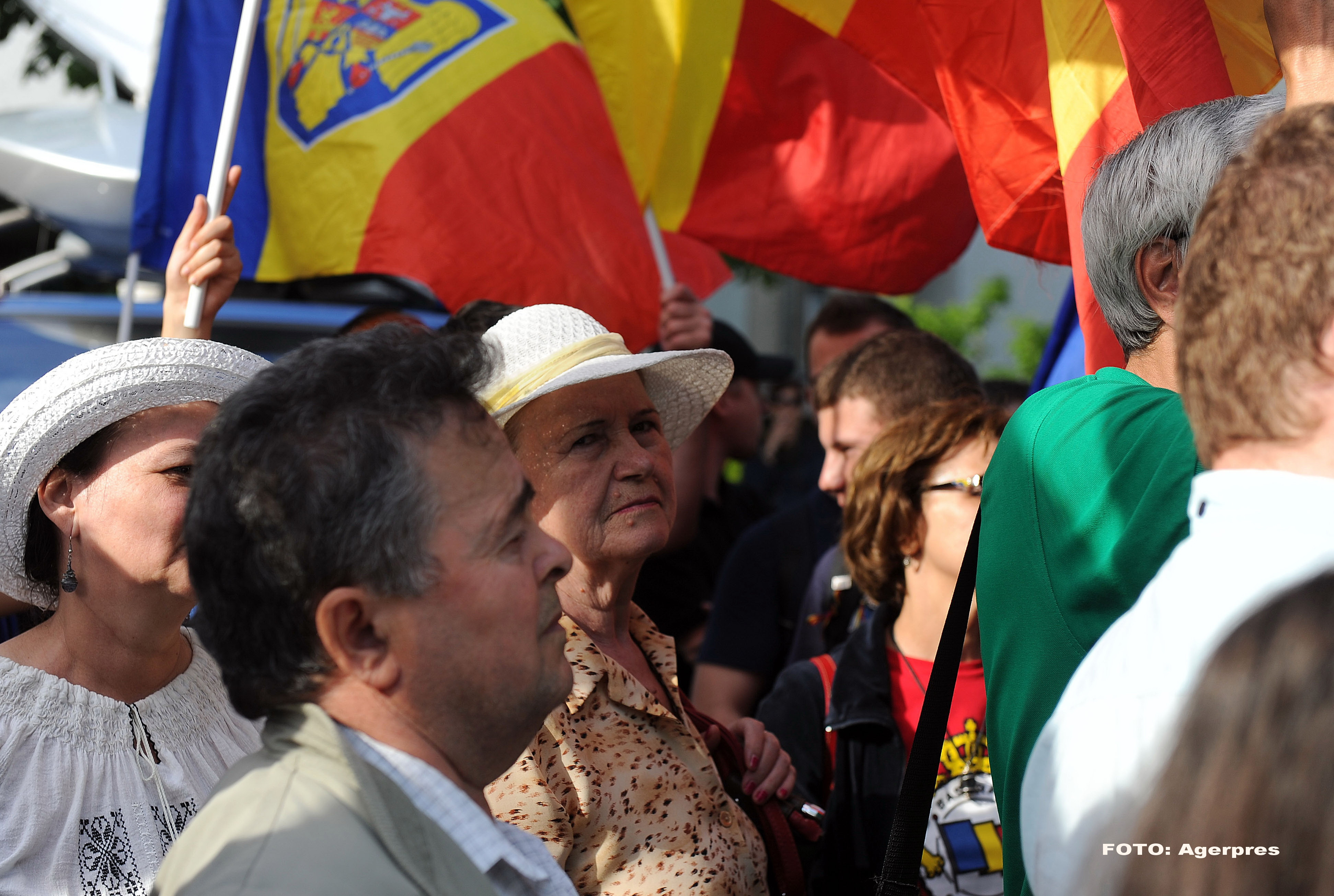 "Hotii, la puscarie!". Zeci de mii de oameni au cerut la Chisinau demisia Guvernului