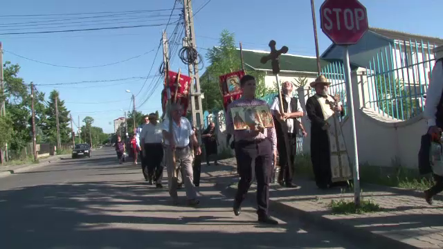 Procesiune impresionanta la Botosani, unde mii de oameni si 23 de preoti s-au rugat sa vina ploaia