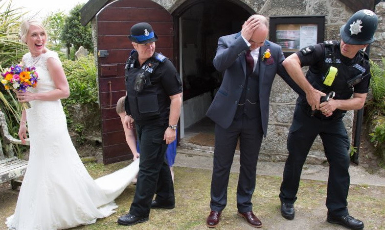 Un mire a fost arestat la propria nunta. Adevarul din spatele fotografiei care a devenit viral pe internet