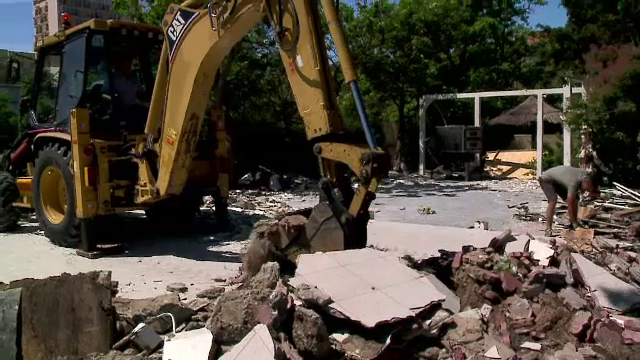 O terasa din Mamaia a fost demolata de primaria Constanta. Cine este patronul si ce acuzatii le aduce oficialilor locali