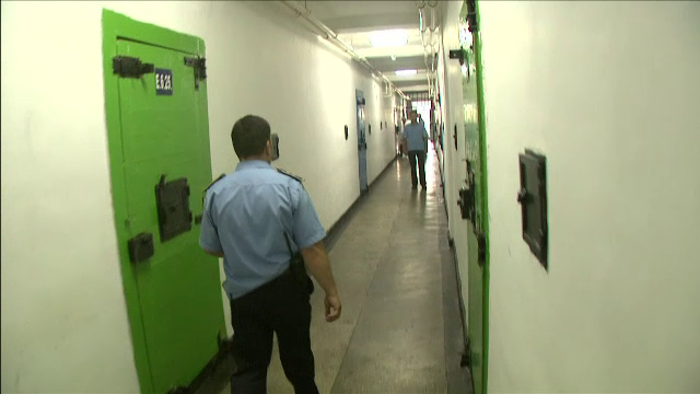 Un gardian de la Penitenciarul Jilava, batut grav de un detinut bolnav de SIDA. Situatia disperata in care se afla paznicii