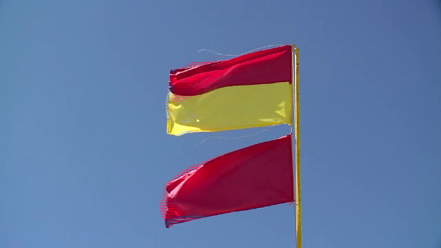 Scaldatul strict interzis la mare, pentru a treia zi. Valurile sunt de cativa metri inaltime, iar vantul bate cu putere