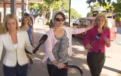 Patania unei reporterite in timpul serviciului. Ce a facut de a primit o tigara aprinsa pe obraz. VIDEO