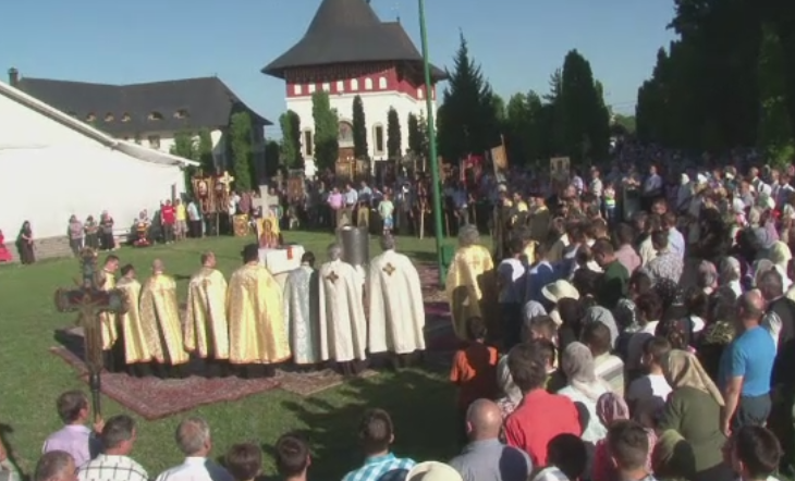 "O sa fie foamete!". In Romania secolului XXI, oamenii au iesit cu 23 de preoti in strada pentru a scapa de seceta