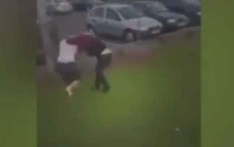 Imagini violente in parcarea unui supermarket din Irlanda. Doua adolescente, filmate in timp ce se bateau cu bestialitate