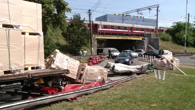 Cum a ramas intepenit un TIR intr-un pasaj rutier din centrul Timisoarei: "Este astupat indicatorul, e bagat in tufe"
