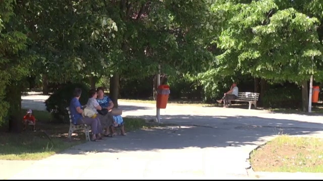 Parintii care si-au scos copiii la plimbare intr-un parc din Galati au privit ingroziti ce se intampla: A trecut pe langa noi