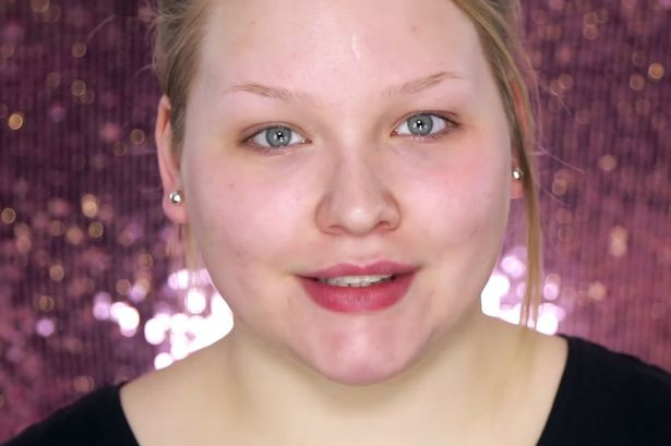 Cum arata aceasta tanara atunci cand isi termina machiajul.Transformarea pare ireala: VIDEO