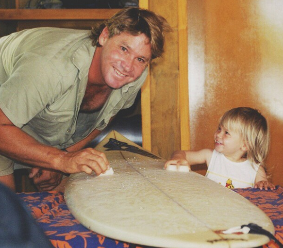 Fiica "Vanatorului de crocodili" ii calca pe urme tatalui sau. Cat de mult a crescut Bindi Irwin