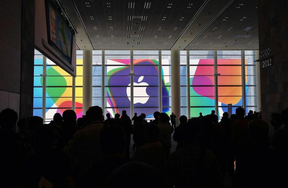 Apple cheltuieste miliarde de dolari pentru o retea de mare viteza cu care sa intre in competitie cu Google si Microsoft