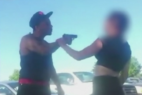 Imagini teribile in New Mexico. Un barbat, filmat in timp ce-si ameninta prietena cu pistolul, in plina strada